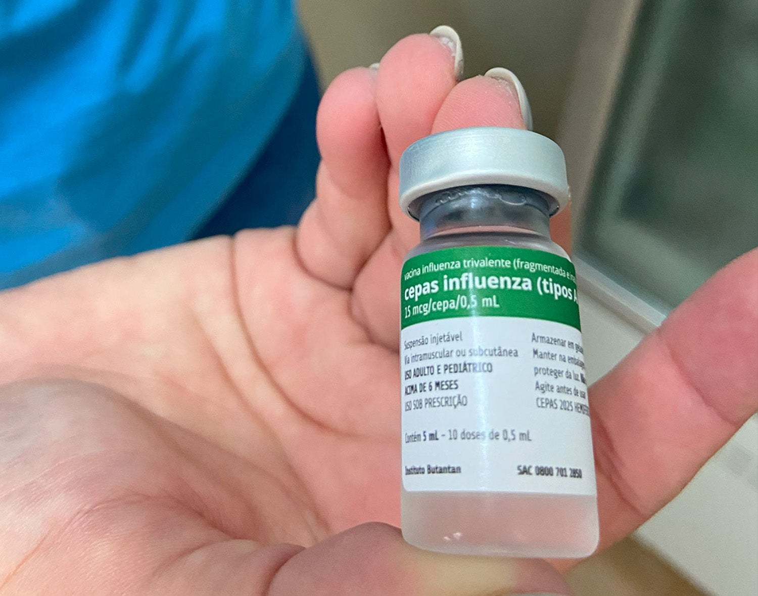 Une professionnelle de santé tient un flacon de vaccin contre la grippe.