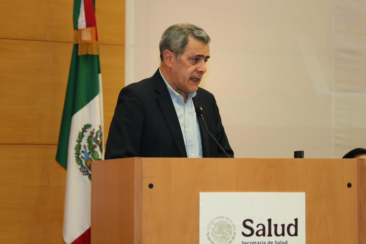 El representante de la OPS/OMS en México, José Moya Medina, hablando sobre sarampión en el InDRE