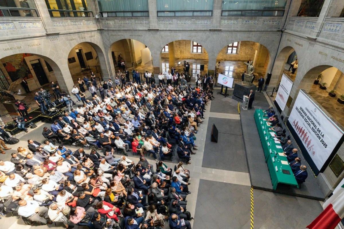  Foto panorámica de las personas asistentes a la inauguración de la la Semana Nacional de la Seguridad Social 2025
