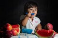 niña comiendo sandía