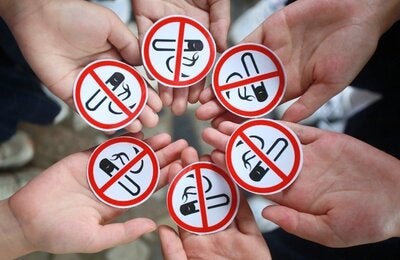 Hands holds non smoking signs