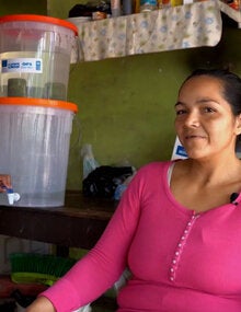 Familia con purificador de agua