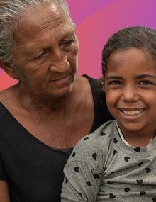 Mujer mayor con niña