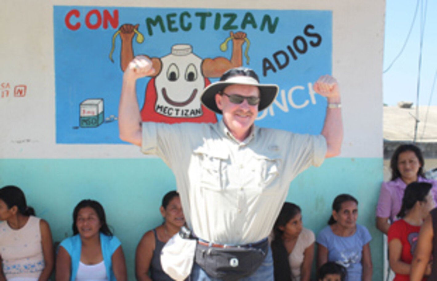 Foto: Mauricio Sauerbrey, director de OEPA durante un período de tratamiento en Chiapas, México, levanta sus brazos en señal de victoria. WHO verifies Mexico free of onchocerciasis