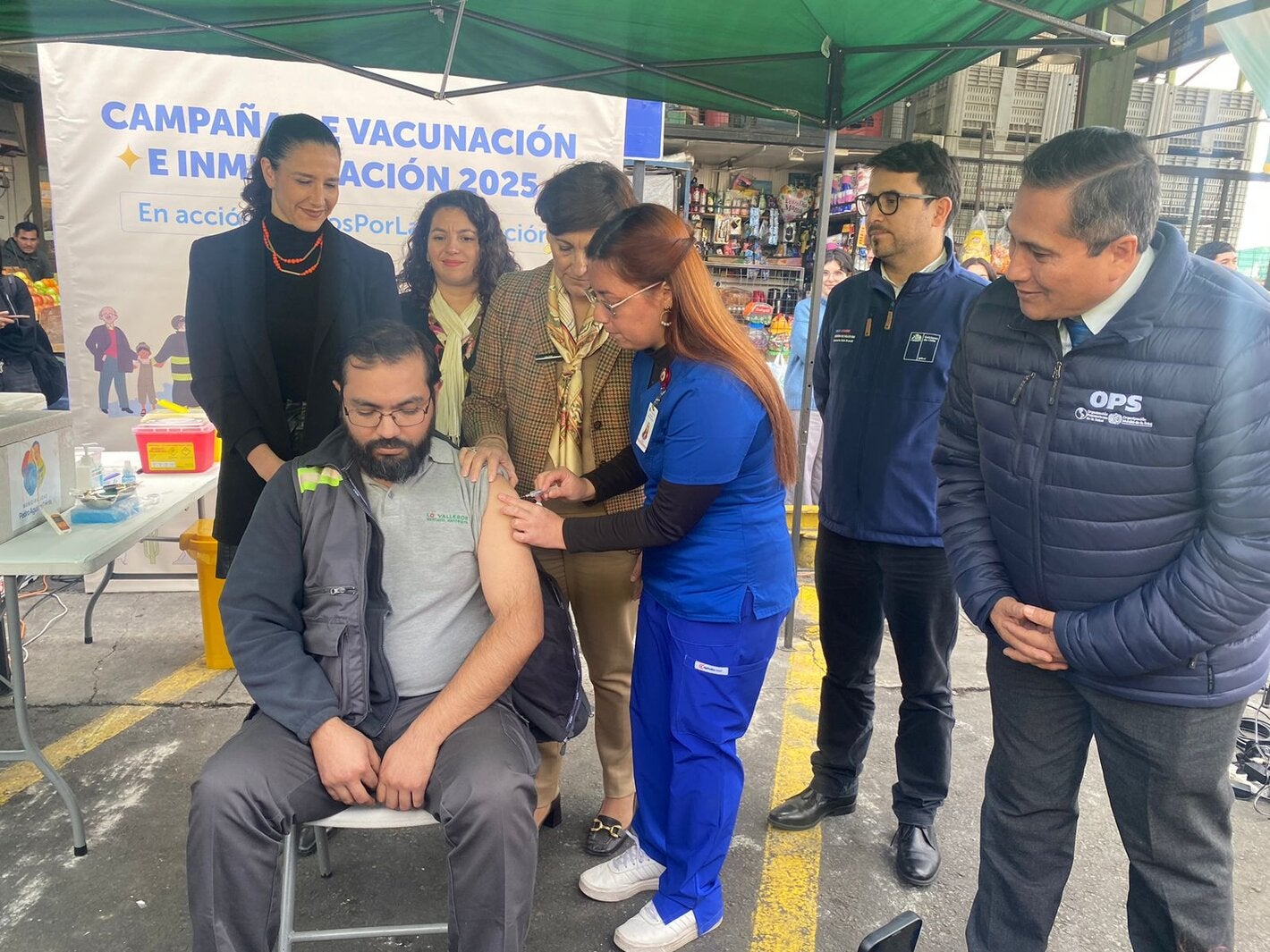 • Operativo de vacunación extramural en el mercado mayorista Lo Valledor para fortalecer la inmunización contra enfermedades respiratorias.