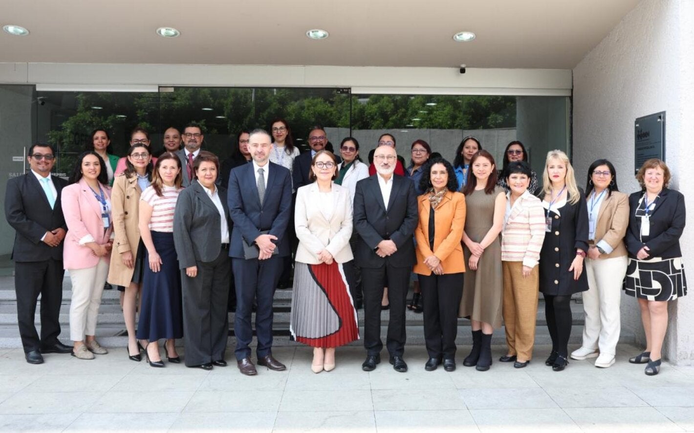 Foto grupal en COFEPRIS Foto grupal de los equipos técnicos que participaron en una reunión para fortalecer las capacidades del país