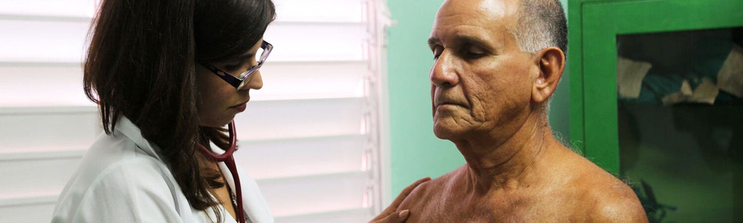 Médico realizando un examen físico en paciente